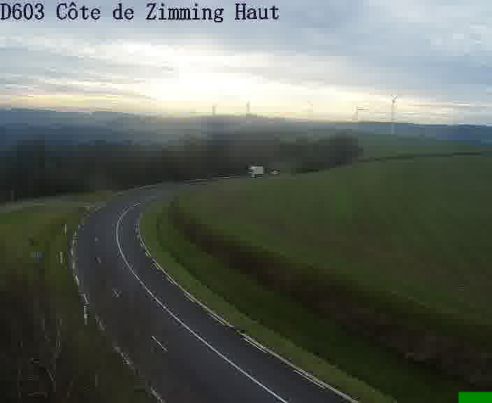 Webcam sur la D603 située en haut de la Côte de Zimming. Vue orientée vers Saint-Avold.