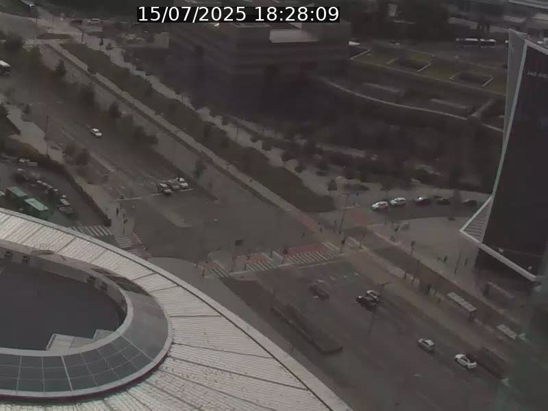 Webcam sur l'avenue John Fitzgerald Kennedy (N51) avec vue sur le Pont rouge (Pont Grande Duchesse Charlotte), l'arrêt Pfaffenthal et l'entrée du quartier Kirchberg