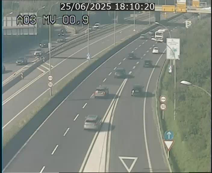 Traffic live webcam Luxembourg Croix de Gasperich - A3 - BK 0.4 - direction Luxembourg