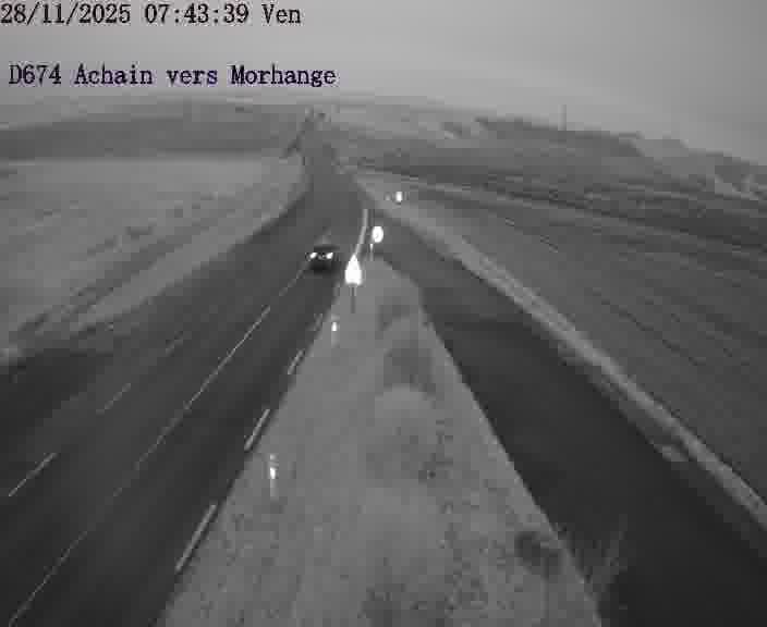 Caméra de trafic sur D674 (France) à Achain, orientée vers Morhange, permettant d’évaluer fluidité, incidents et densité automobile.