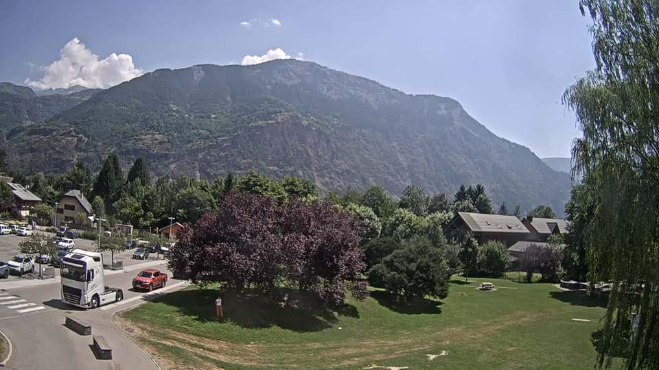 Webcam au niveau de la mairie du village du Bourg d'Oisans, aux pieds de l'Alpe d'Huez et aux portes du parc des Écrins
