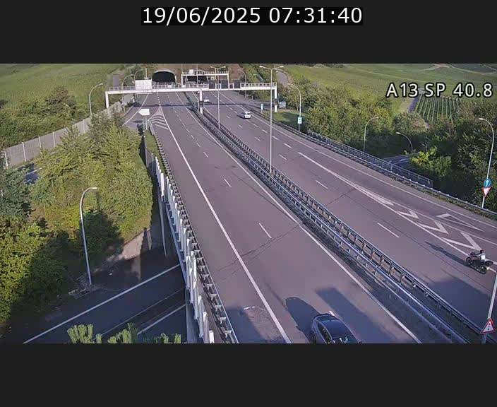 Webcam avec vue sur l'entrée côté allemand du tunnel Markusbierg à Schengen. Vue orientée vers le tunnel et Bettembourg