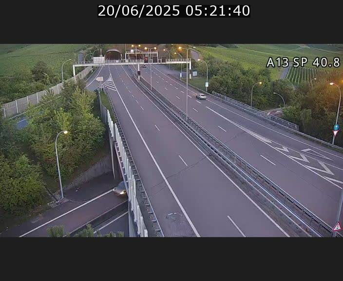 Webcam avec vue sur l'entrée côté allemand du tunnel Markusbierg à Schengen. Vue orientée vers le tunnel et Bettembourg
