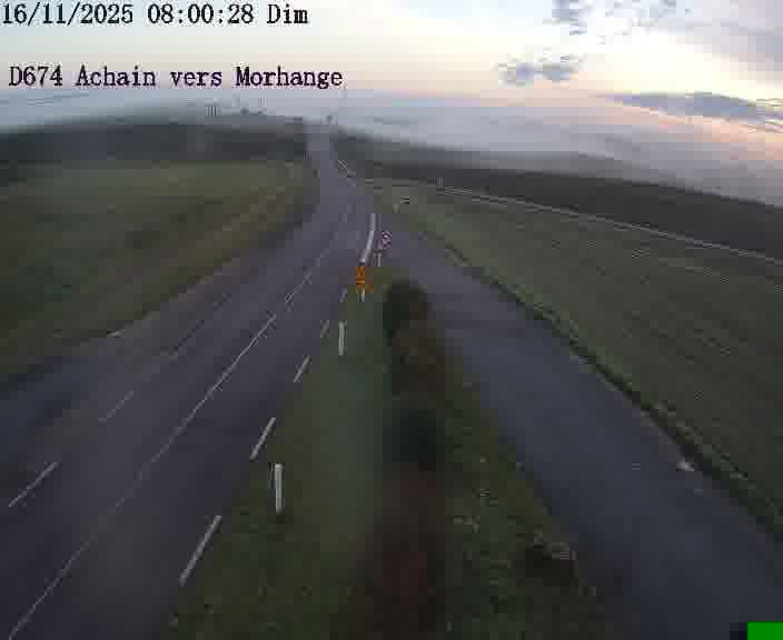 Caméra de trafic sur D674 (France) à Achain, orientée vers Morhange, permettant d’évaluer fluidité, incidents et densité automobile.