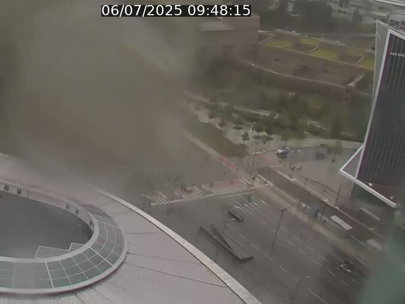 Webcam sur l'avenue John Fitzgerald Kennedy (N51) avec vue sur le Pont rouge (Pont Grande Duchesse Charlotte), l'arrêt Pfaffenthal et l'entrée du quartier Kirchberg
