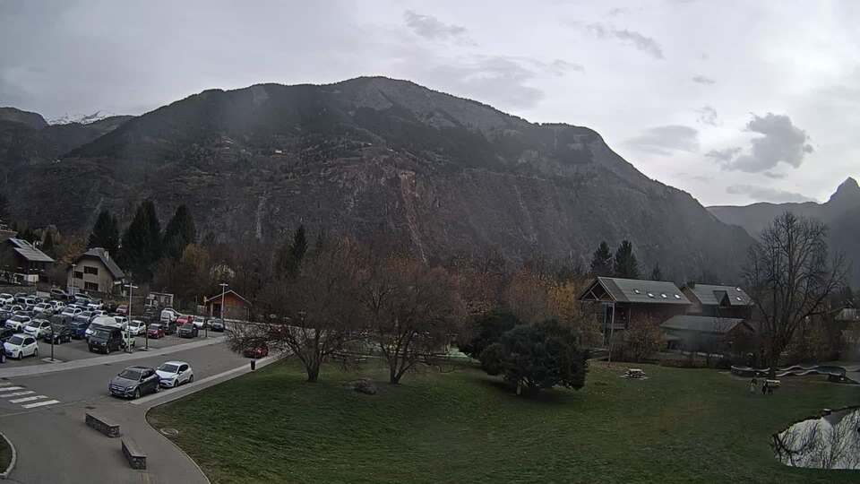 Webcam au niveau de la mairie du village du Bourg d'Oisans, aux pieds de l'Alpe d'Huez et aux portes du parc des Écrins