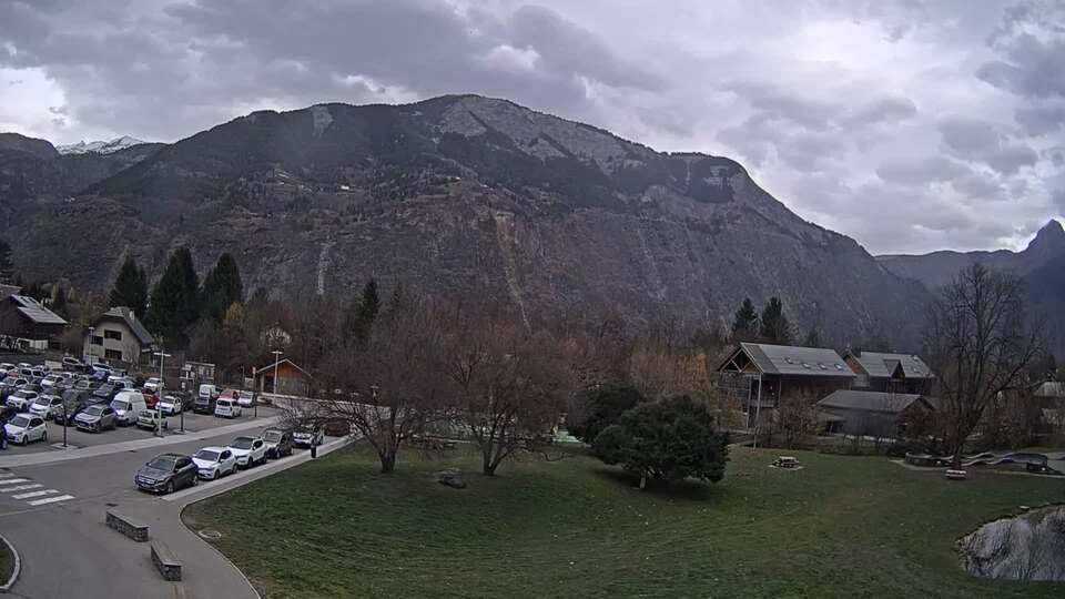 Webcam au niveau de la mairie du village du Bourg d'Oisans, aux pieds de l'Alpe d'Huez et aux portes du parc des Écrins