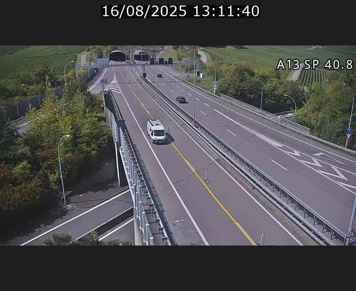 Webcam avec vue sur l'entrée côté allemand du tunnel Markusbierg à Schengen. Vue orientée vers le tunnel et Bettembourg