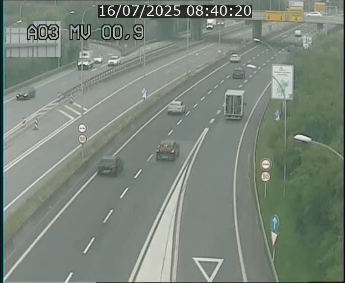 Traffic live webcam Luxembourg Croix de Gasperich - A3 - BK 0.4 - direction Luxembourg