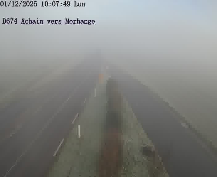 Caméra de trafic sur D674 (France) à Achain, orientée vers Morhange, permettant d’évaluer fluidité, incidents et densité automobile.