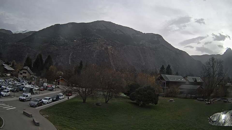 Webcam au niveau de la mairie du village du Bourg d'Oisans, aux pieds de l'Alpe d'Huez et aux portes du parc des Écrins