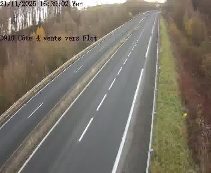 Webcam sur la D910 située dans la Côte des 4 vents. Vue orientée vers le haut de la côte, vers Faulquemont