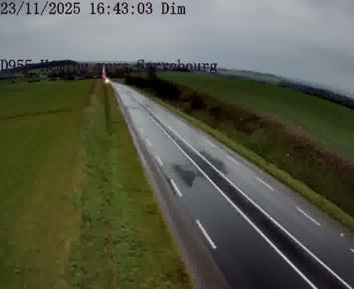 Caméra routière située sur D955 (France) à Heming, orientée vers Sarrebourg, surveillant en continu la circulation locale et régionale.