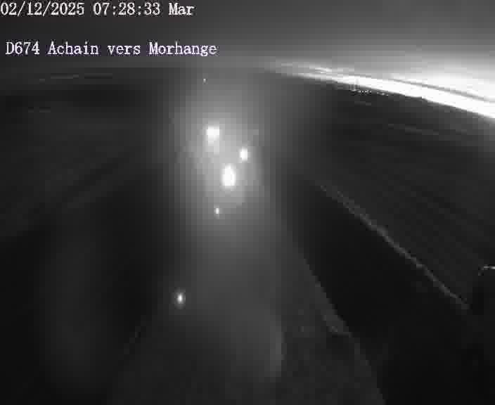Caméra de trafic sur D674 (France) à Achain, orientée vers Morhange, permettant d’évaluer fluidité, incidents et densité automobile.