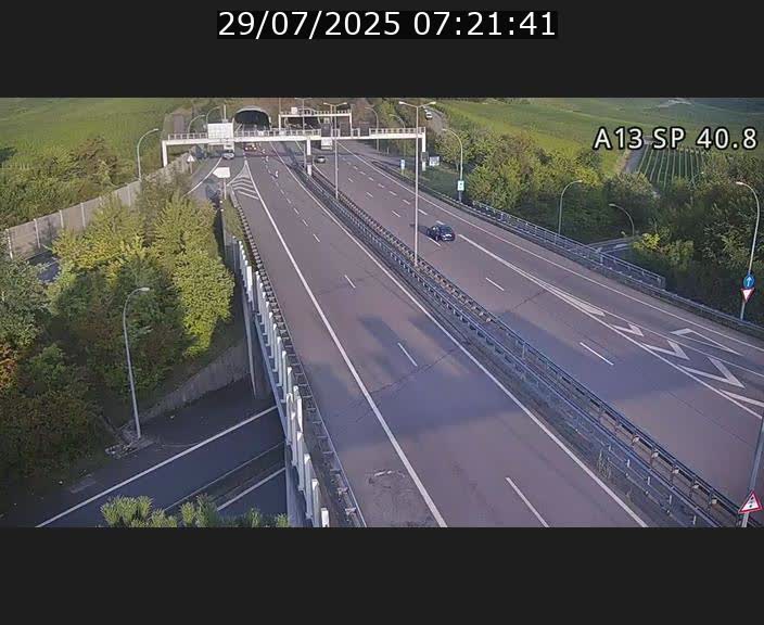 Webcam avec vue sur l'entrée côté allemand du tunnel Markusbierg à Schengen. Vue orientée vers le tunnel et Bettembourg