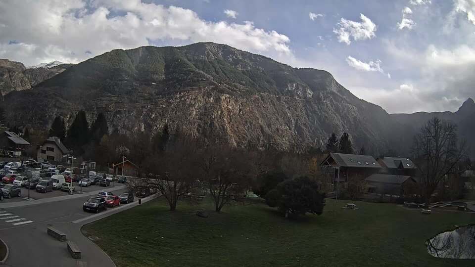 Webcam au niveau de la mairie du village du Bourg d'Oisans, aux pieds de l'Alpe d'Huez et aux portes du parc des Écrins
