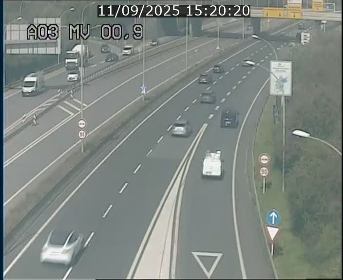 Traffic live webcam Luxembourg Croix de Gasperich - A3 - BK 0.4 - direction Luxembourg