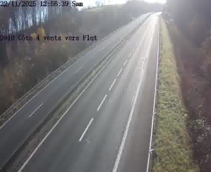 Webcam sur la D910 située dans la Côte des 4 vents. Vue orientée vers le haut de la côte, vers Faulquemont