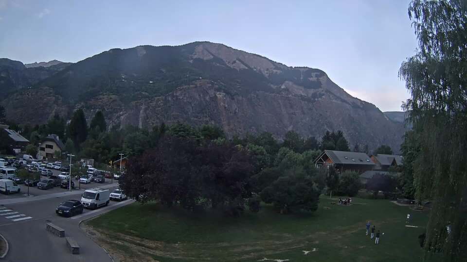Webcam au niveau de la mairie du village du Bourg d'Oisans, aux pieds de l'Alpe d'Huez et aux portes du parc des Écrins