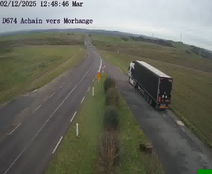 Caméra de trafic sur D674 (France) à Achain, orientée vers Morhange, permettant d’évaluer fluidité, incidents et densité automobile.