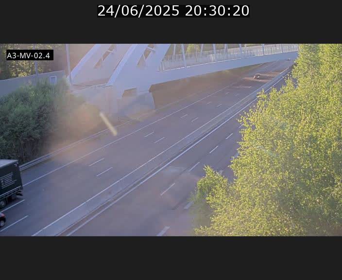 Webcam autoroute de la France (A3) au Luxembourg à Fentange, à proximité de la Croix de Gasperich. Vue orientée vers la Cloche d'Or