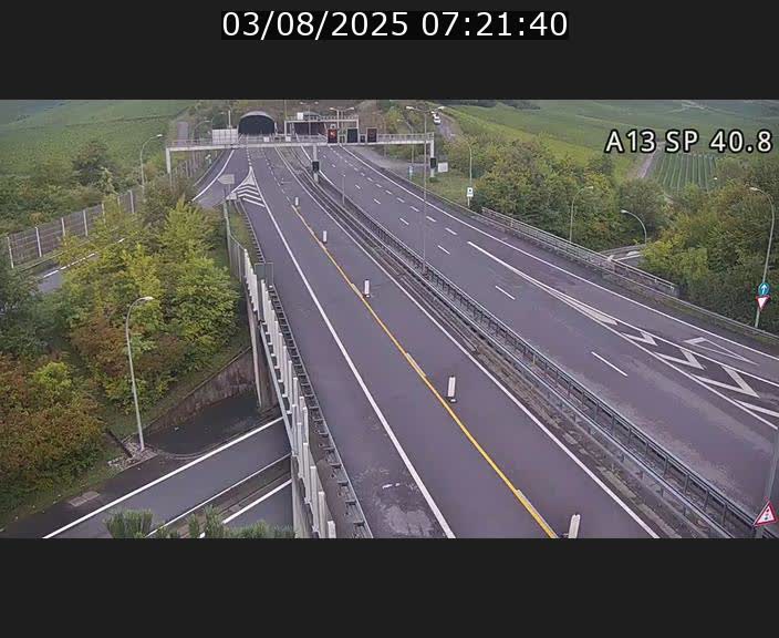 Webcam avec vue sur l'entrée côté allemand du tunnel Markusbierg à Schengen. Vue orientée vers le tunnel et Bettembourg