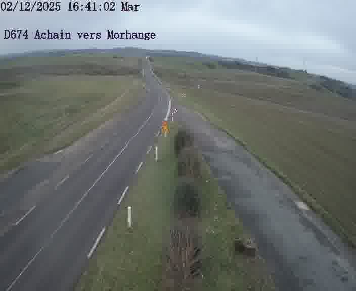 Caméra de trafic sur D674 (France) à Achain, orientée vers Morhange, permettant d’évaluer fluidité, incidents et densité automobile.