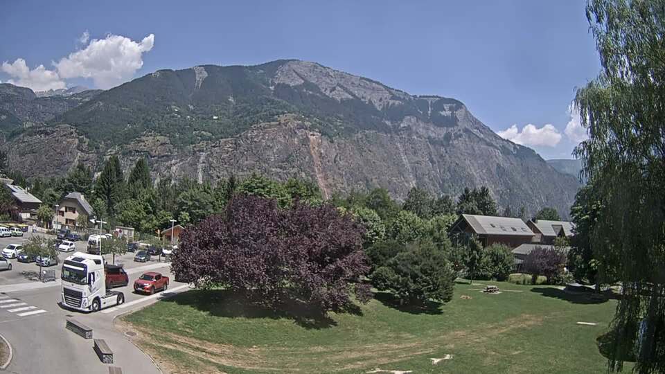 Webcam au niveau de la mairie du village du Bourg d'Oisans, aux pieds de l'Alpe d'Huez et aux portes du parc des Écrins