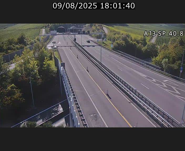 Webcam avec vue sur l'entrée côté allemand du tunnel Markusbierg à Schengen. Vue orientée vers le tunnel et Bettembourg