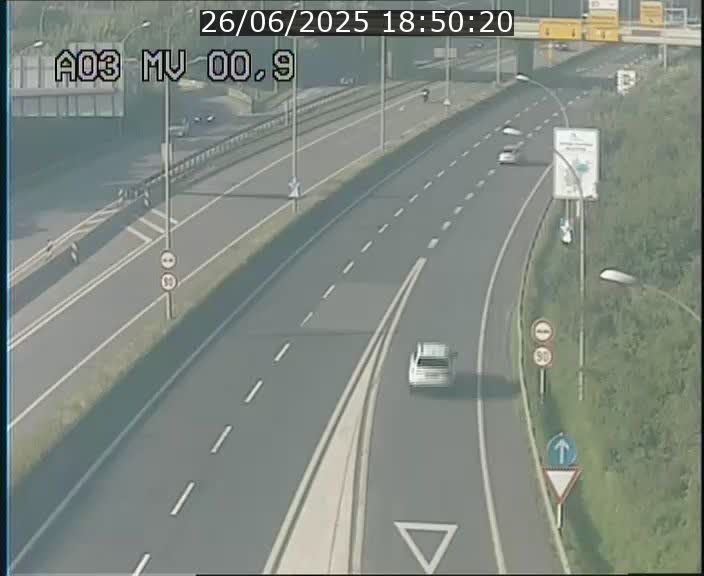 Traffic live webcam Luxembourg Croix de Gasperich - A3 - BK 0.4 - direction Luxembourg