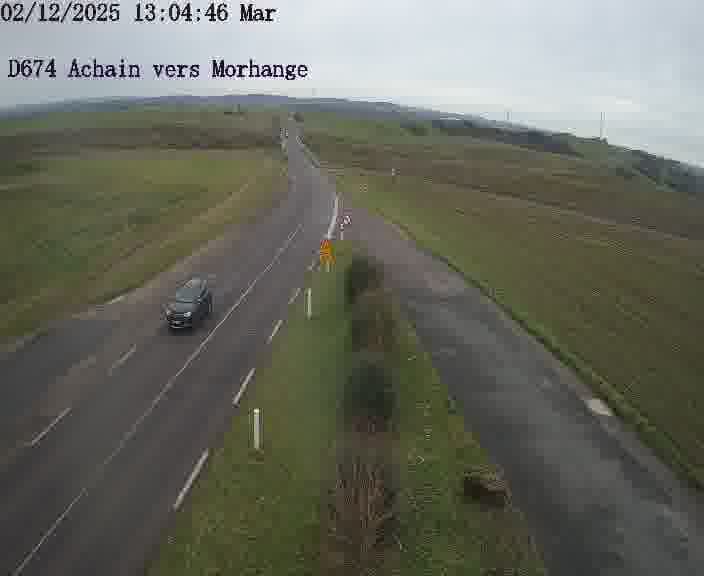 Caméra de trafic sur D674 (France) à Achain, orientée vers Morhange, permettant d’évaluer fluidité, incidents et densité automobile.