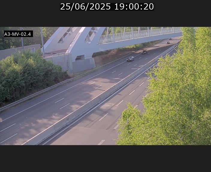 Webcam autoroute de la France (A3) au Luxembourg à Fentange, à proximité de la Croix de Gasperich. Vue orientée vers la Cloche d'Or
