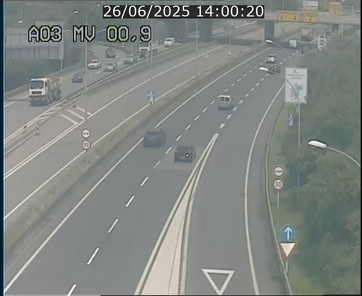 Traffic live webcam Luxembourg Croix de Gasperich - A3 - BK 0.4 - direction Luxembourg