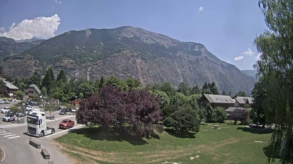 Webcam au niveau de la mairie du village du Bourg d'Oisans, aux pieds de l'Alpe d'Huez et aux portes du parc des Écrins