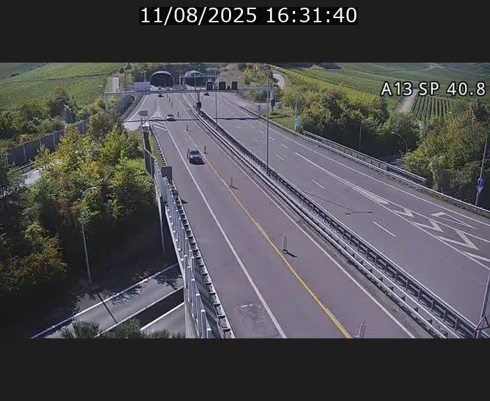 Webcam avec vue sur l'entrée côté allemand du tunnel Markusbierg à Schengen. Vue orientée vers le tunnel et Bettembourg