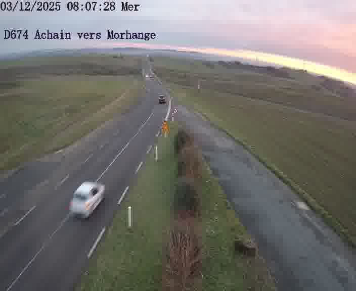 Caméra de trafic sur D674 (France) à Achain, orientée vers Morhange, permettant d’évaluer fluidité, incidents et densité automobile.