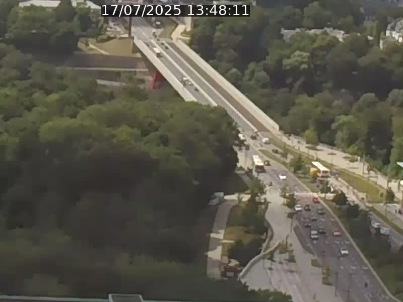 Webcam sur l'avenue John Fitzgerald Kennedy (N51) avec vue sur le Pont rouge (Pont Grande Duchesse Charlotte), l'arrêt Pfaffenthal et l'entrée du quartier Kirchberg