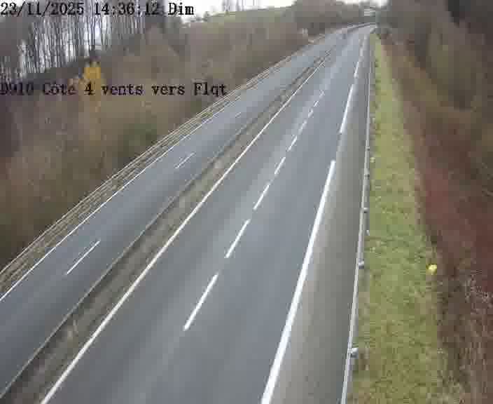 Webcam sur la D910 située dans la Côte des 4 vents. Vue orientée vers le haut de la côte, vers Faulquemont
