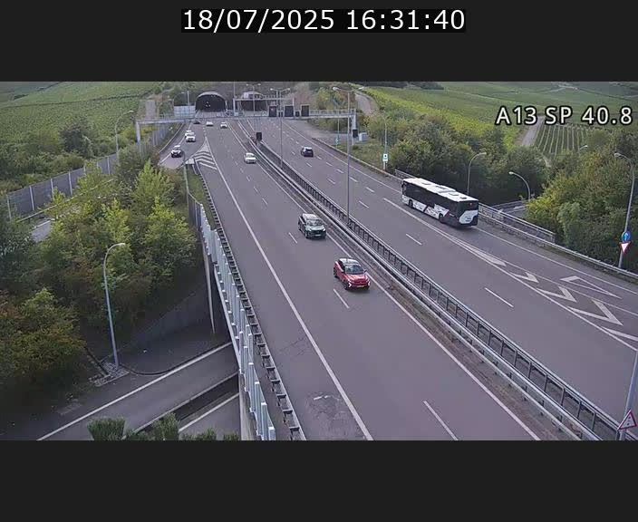 Webcam avec vue sur l'entrée côté allemand du tunnel Markusbierg à Schengen. Vue orientée vers le tunnel et Bettembourg