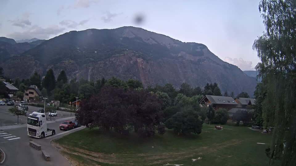 Webcam au niveau de la mairie du village du Bourg d'Oisans, aux pieds de l'Alpe d'Huez et aux portes du parc des Écrins