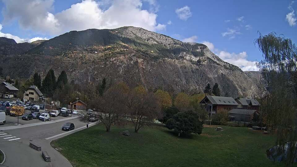 Webcam au niveau de la mairie du village du Bourg d'Oisans, aux pieds de l'Alpe d'Huez et aux portes du parc des Écrins