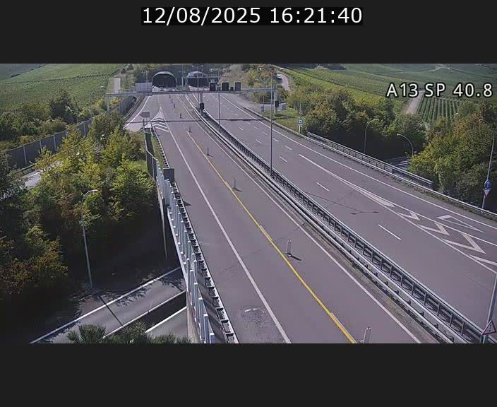 Webcam avec vue sur l'entrée côté allemand du tunnel Markusbierg à Schengen. Vue orientée vers le tunnel et Bettembourg