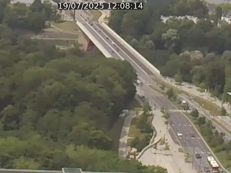 Webcam sur l'avenue John Fitzgerald Kennedy (N51) avec vue sur le Pont rouge (Pont Grande Duchesse Charlotte), l'arrêt Pfaffenthal et l'entrée du quartier Kirchberg