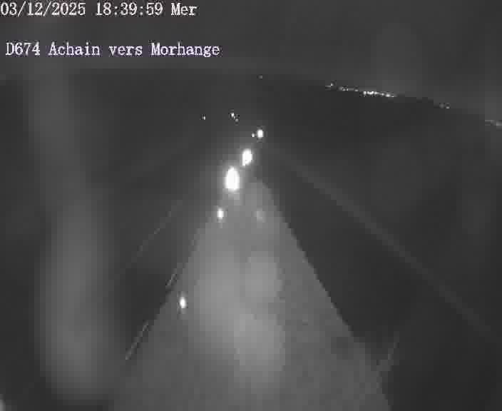 Caméra de trafic sur D674 (France) à Achain, orientée vers Morhange, permettant d’évaluer fluidité, incidents et densité automobile.