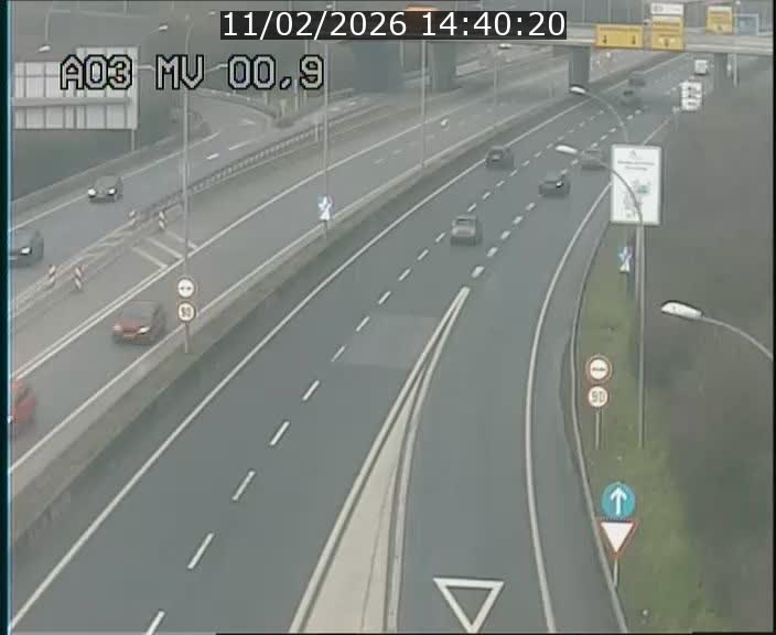 Traffic live webcam Luxembourg Croix de Gasperich - A3 - BK 0.4 - direction Luxembourg