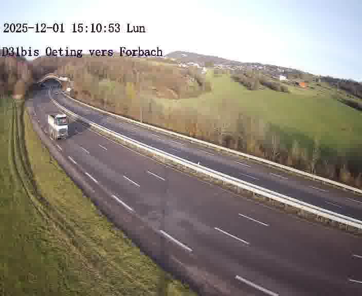 Caméra routière située sur D31bis (France) à Oeting, orientée vers Forbach, surveillant en continu la circulation locale et régionale.
