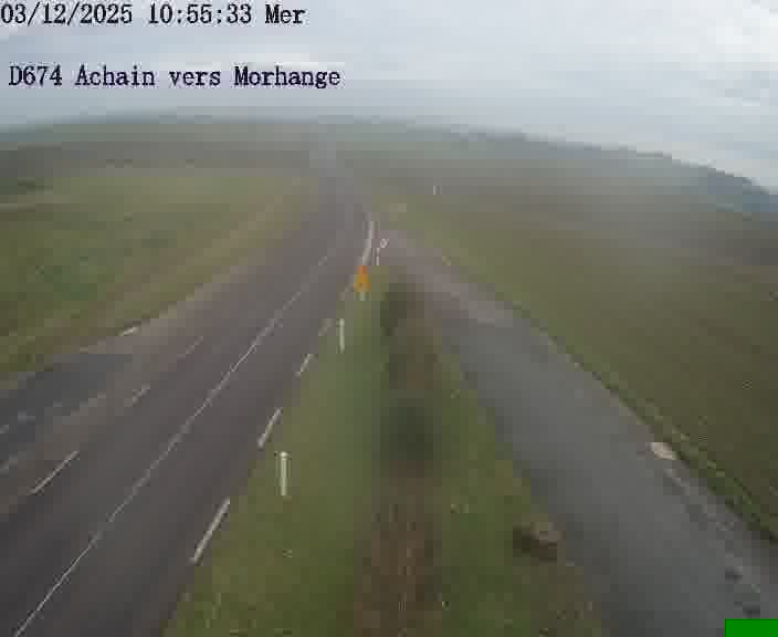 Caméra de trafic sur D674 (France) à Achain, orientée vers Morhange, permettant d’évaluer fluidité, incidents et densité automobile.
