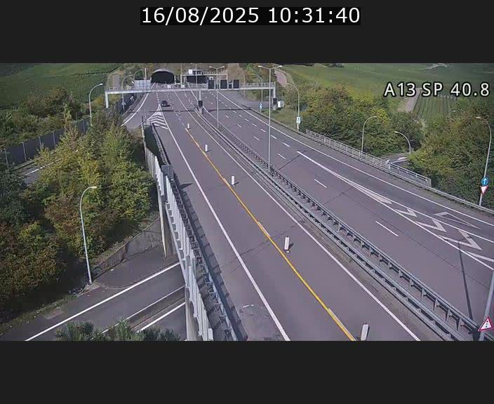 Webcam avec vue sur l'entrée côté allemand du tunnel Markusbierg à Schengen. Vue orientée vers le tunnel et Bettembourg