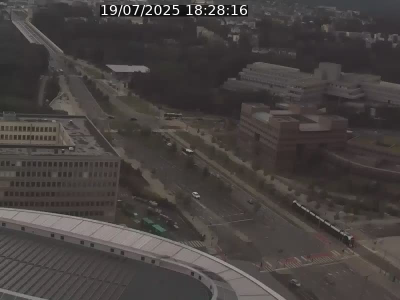 Webcam sur l'avenue John Fitzgerald Kennedy (N51) avec vue sur le Pont rouge (Pont Grande Duchesse Charlotte), l'arrêt Pfaffenthal et l'entrée du quartier Kirchberg