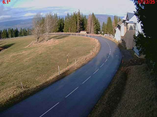 Webcam en haut du col du Ballon d'Alsace sur la D465 à 1075 mètres d'altitude dans les Vosges